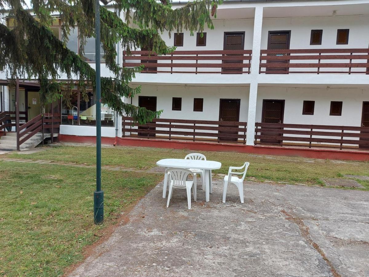 אפרטהוטל זמראדי Beach Club Panzio Es Camping מראה חיצוני תמונה